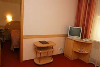 Гостиница Луна Екатеринбург Стандарт (две раздельные кровати)-1